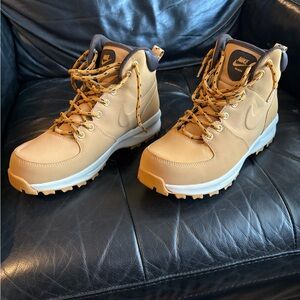 Nike Manoa Men's Boots - excellent used condition, worn one time.